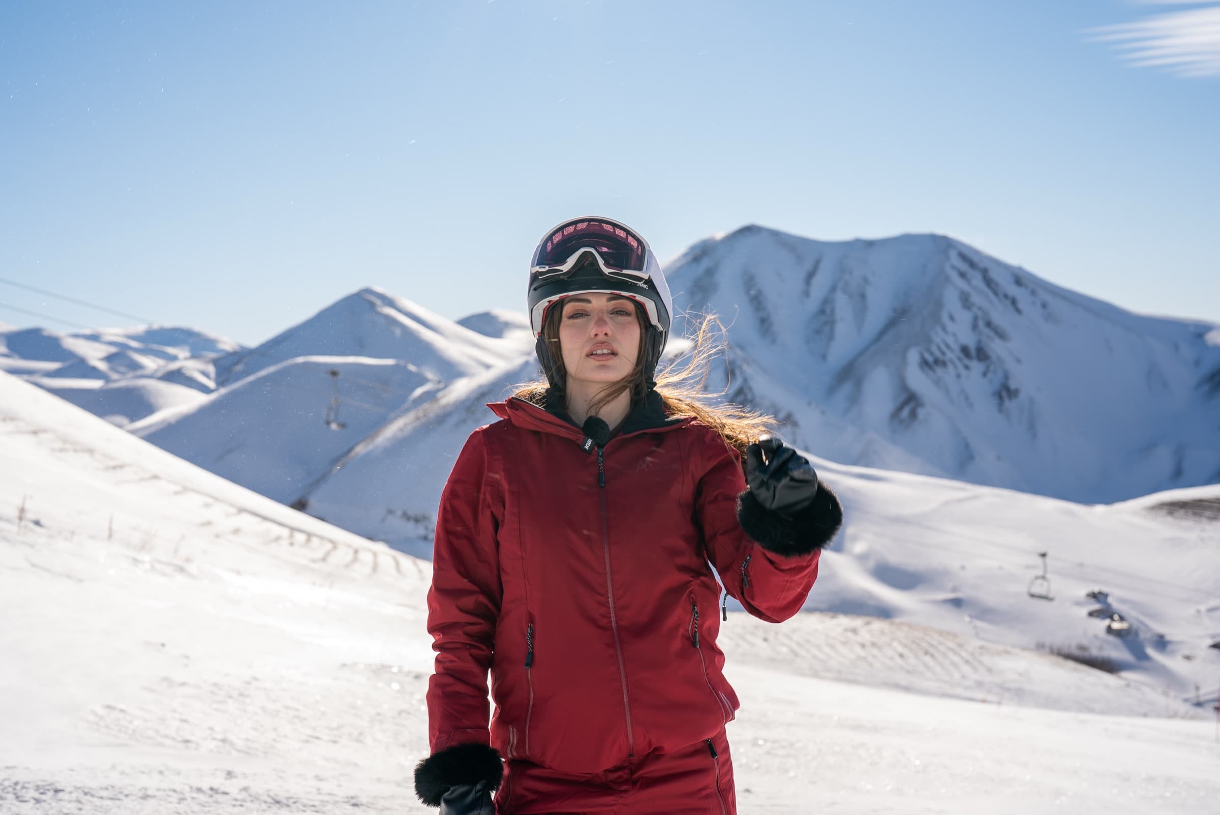 Palandöken zirvesinde kayakçı — kar ve rüzgar