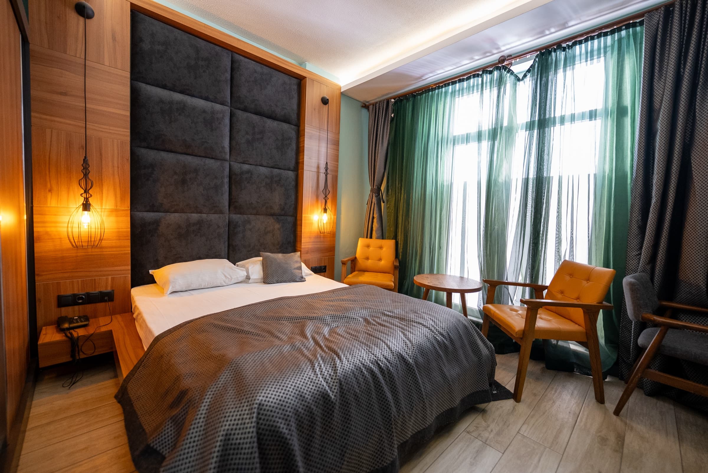 Summit Süit — dairesel ahşap tavan, yüksek lacivert başucu, geniş balkon perdeleri